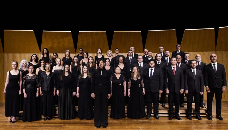 foto de coral com pessoas utilizando roupas de cor preta