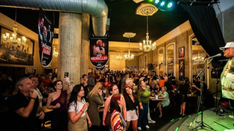 Apresentação musical ao vivo no Bar Brahma Centro com público acompanhando show no salão principal