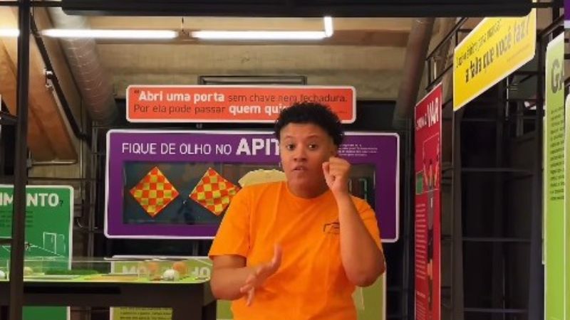 Pessoa realizando mediação em Libras durante atividade educativa no Museu do Futebol