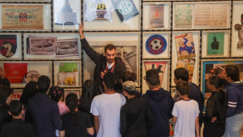 Grupo participa de visita educativa mediada no Museu do Futebol em São Paulo