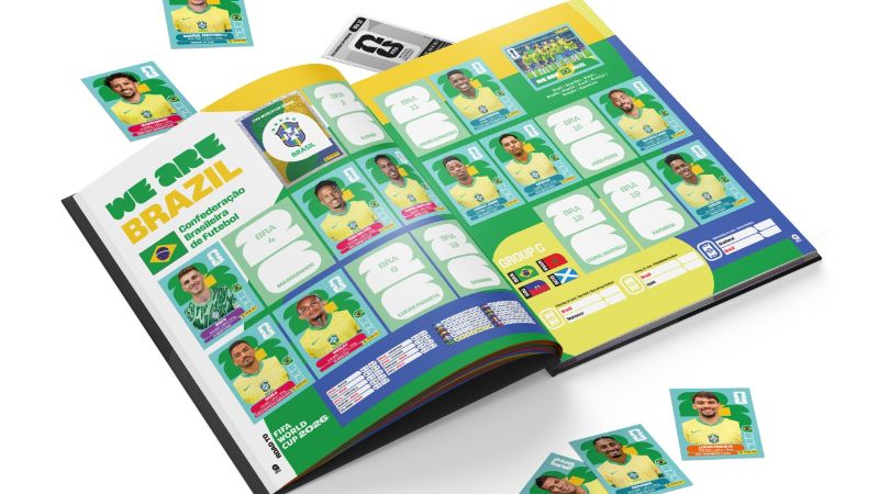 Álbum de figurinhas da Seleção Brasileira aberto com cromos de jogadores durante encontro de colecionadores no Museu do Futebol