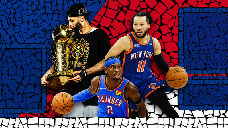 Arte promocional inspirada no universo da NBA mostra três jogadores de basquete em destaque sobre fundo com mosaicos nas cores azul, vermelho e branco, incluindo atleta segurando troféu e jogadores em ação com bola.