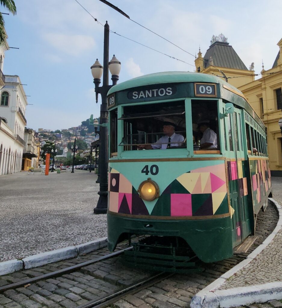 imagem mostra condutor dentro de um bonde