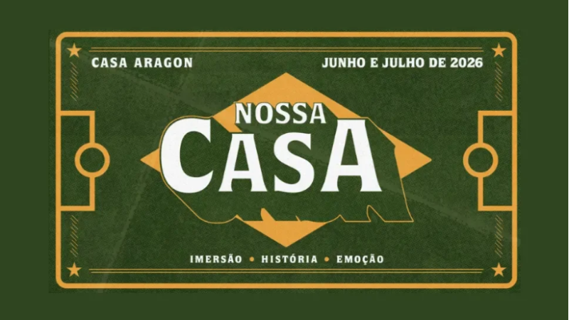 Arte promocional da Nossa Casa na Copa, com design inspirado em um campo de futebol nas cores verde e amarelo. No centro da imagem, o nome do evento aparece em destaque, acompanhado das palavras "Imersão, História e Emoção".