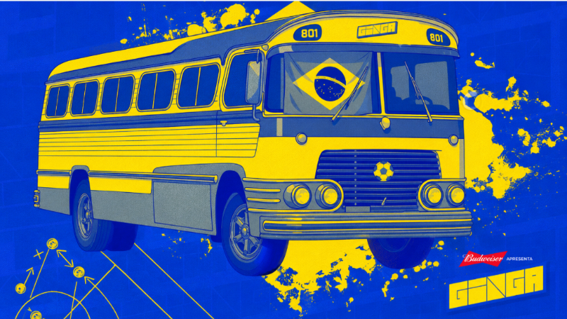 Ilustração estilizada de um ônibus retrô nas cores azul e amarelo, com a bandeira do Brasil exibida na parte frontal. A arte apresenta elementos gráficos inspirados no futebol e identidade visual vibrante associada à Copa do Mundo.