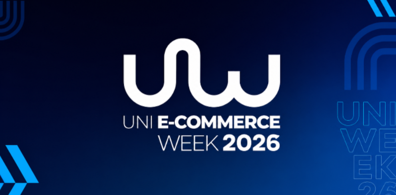 Arte promocional da UNI E-Commerce Week 2026 com logotipo branco centralizado sobre fundo em degradê azul escuro. Elementos gráficos geométricos em tons de azul aparecem nas bordas da composição.