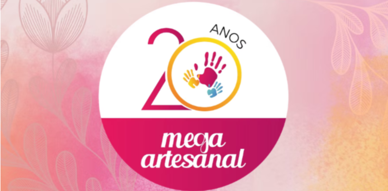 Arte promocional da Mega Artesanal 2026. A imagem apresenta o logotipo comemorativo dos 20 anos do evento, com o número 20 em destaque e ilustrações coloridas de mãos ao centro. Ao fundo, há elementos florais em tons de rosa, lilás e amarelo sobre textura suave.