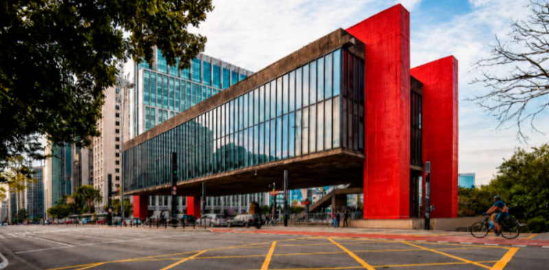 Dia do Cinema Brasileiro: fachada do Museu de Arte de São Paulo Assis Chateaubriand (MASP), na Avenida Paulista. A imagem mostra o edifício suspenso por pilares vermelhos, um dos principais marcos arquitetônicos e culturais da capital paulista.