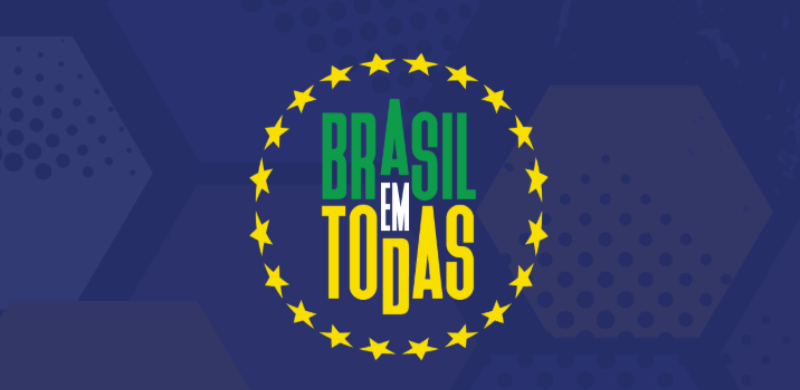 Identidade visual da exposição "Brasil em Todas". A arte apresenta o nome da mostra em verde, amarelo e branco sobre fundo azul, cercado por estrelas que remetem ao universo do futebol e à trajetória da Seleção Brasileira nas Copas do Mundo.
