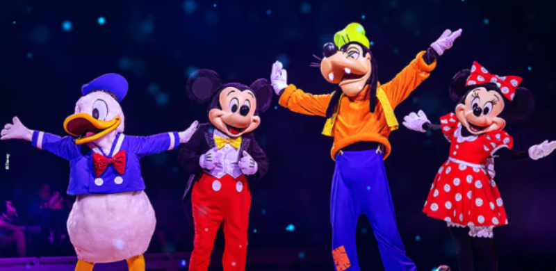 Personagens da Disney, como Mickey, Minnie, Pateta e Pato Donald, se apresentam sobre uma pista de gelo durante o espetáculo Disney On Ice, uma das atrações para quem busca o que fazer nas férias em São Paulo.