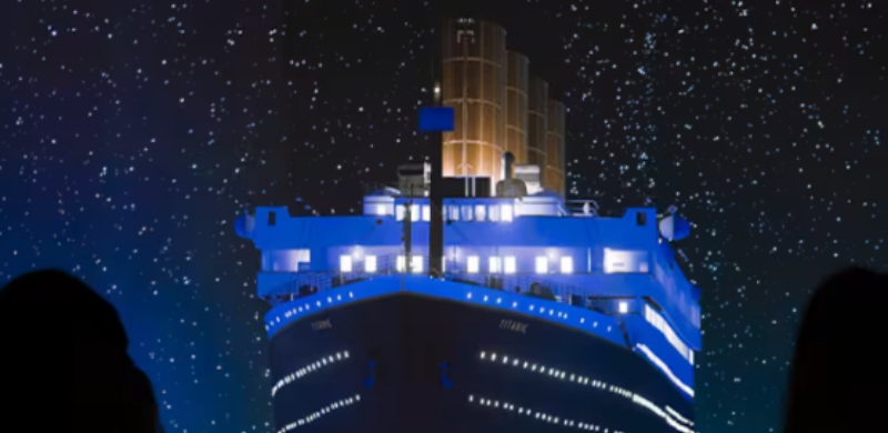 Visitantes observam a projeção do Titanic em tamanho monumental durante a experiência imersiva sobre o navio, atração para quem procura o que fazer nas férias em São Paulo.