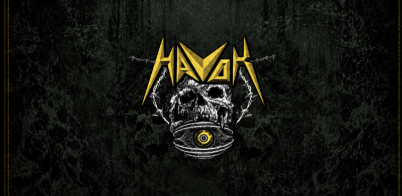 Arte promocional do evento Havok – Dia Mundial do Rock. A composição traz o logotipo da banda em amarelo sobre uma caveira estilizada com arames farpados e um olho ilustrado na parte inferior, em um fundo escuro com textura envelhecida, caveiras discretas e moldura dourada.