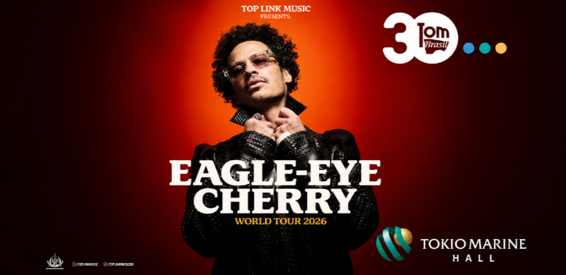 Arte promocional da turnê Eagle-Eye Cherry – World Tour 2026. Ao centro, o cantor Eagle-Eye Cherry aparece em destaque diante de um fundo em degradê vermelho e preto, usando roupas escuras e óculos. Sobre a imagem está o nome da turnê "World Tour 2026". No canto superior direito, há o selo comemorativo de 30 anos da Tom Brasil, e no canto inferior direito aparece o logotipo do Tokio Marine Hall.