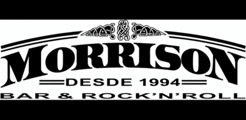 Logotipo do Morrison Bar & Rock'n'Roll sobre faixa branca centralizada em fundo preto. A marca destaca o nome "Morrison" em letras pretas estilizadas, com ornamentos inspirados em motivos celtas na parte superior, a inscrição "Desde 1994" ao centro e "Bar & Rock'n'Roll" na base.