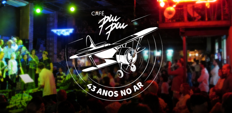 Interior do Café Piu Piu durante uma apresentação ao vivo, com palco iluminado em tons de verde e azul, público acompanhando o show e ambiente tomado por luzes coloridas. Ao centro da imagem, sobreposição da identidade visual em comemoração aos 43 anos da casa.