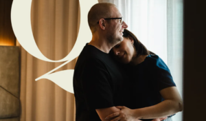 imagem mostra homem e mulher abraçando