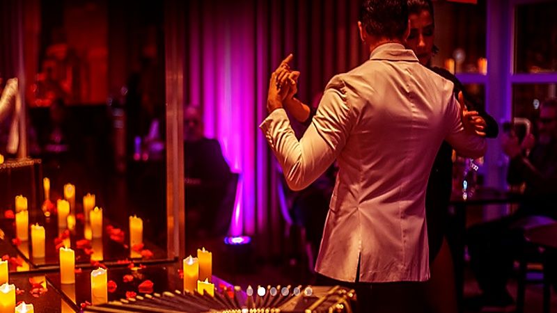 Casal dança tango durante jantar romântico realizado no Pullman São Paulo Vila Olímpia.