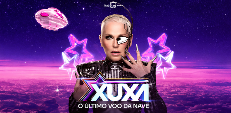 Banner oficial do espetáculo Xuxa – O Último Voo da Nave. Ao centro, Xuxa aparece com figurino futurista preto brilhante e detalhes que remetem à estética cyberpunk. Ao fundo, um céu estrelado em tons de roxo e rosa, com nuvens, estrelas iluminadas e uma nave espacial flutuando. Na parte inferior, está o logotipo do show com o título "Xuxa – O Último Voo da Nave". A composição utiliza uma paleta predominantemente roxa e neon.