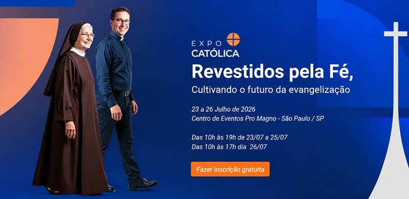 Banner da ExpoCatólica 2026 com fundo em tons de azul. À esquerda, uma religiosa e um padre caminham sorrindo. À direita, aparecem o logotipo da ExpoCatólica, o tema "Revestidos pela Fé, Cultivando o futuro da evangelização", as datas 23 a 26 de julho de 2026, o local Pro Magno Centro de Eventos, em São Paulo, os horários de funcionamento e um botão laranja com a inscrição "Fazer inscrição gratuita". Uma cruz branca estilizada completa a composição no lado direito.