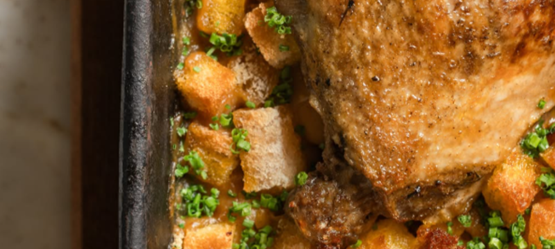 Prato com carne assada, acompanhado de cubos de pão dourados e ervas frescas, integrante da seleção gastronômica do Charlô.